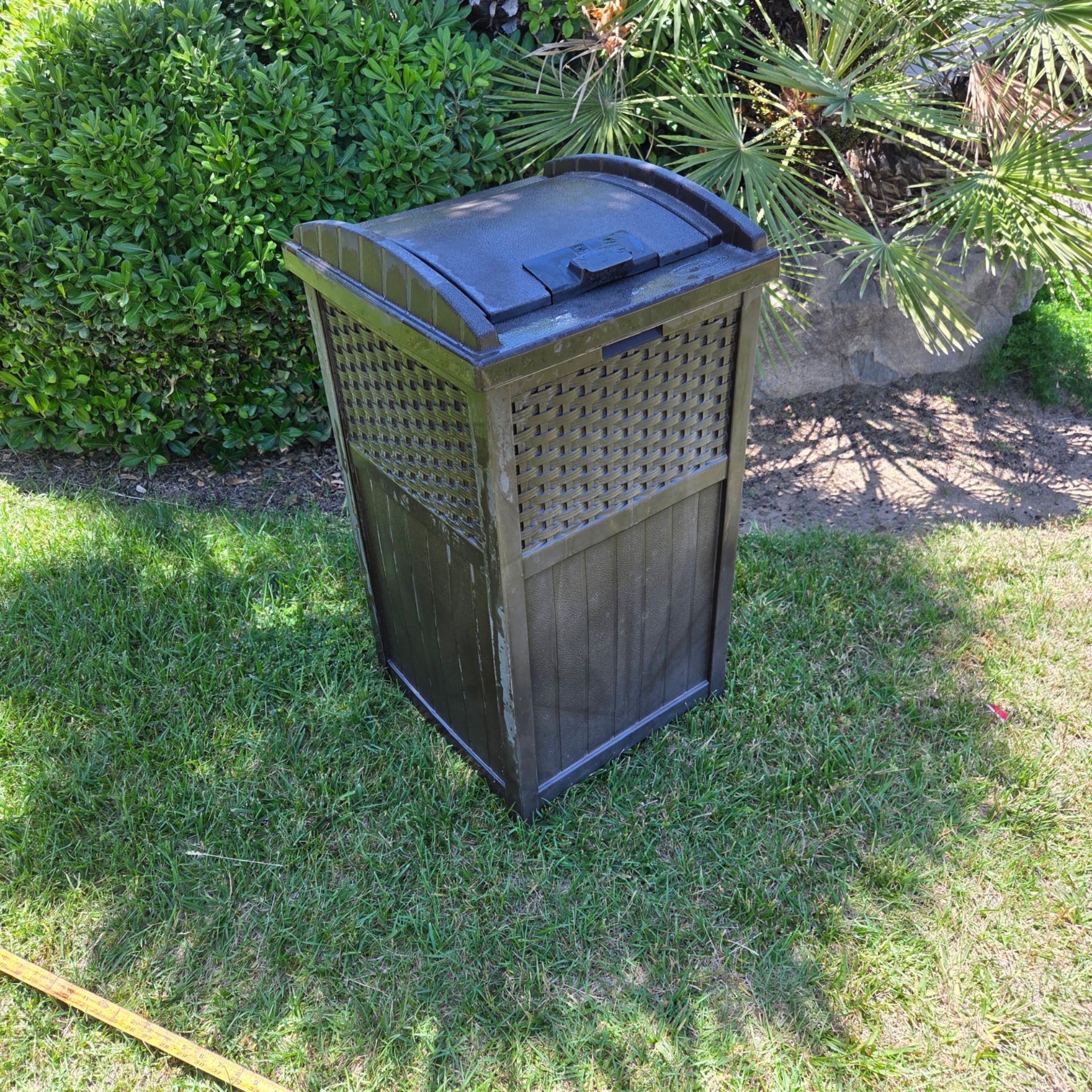 Suncast outdoor Trashcan