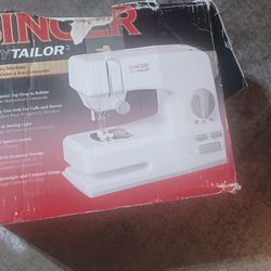 SINGER TINY TAYLOR SEWING MACHINE 