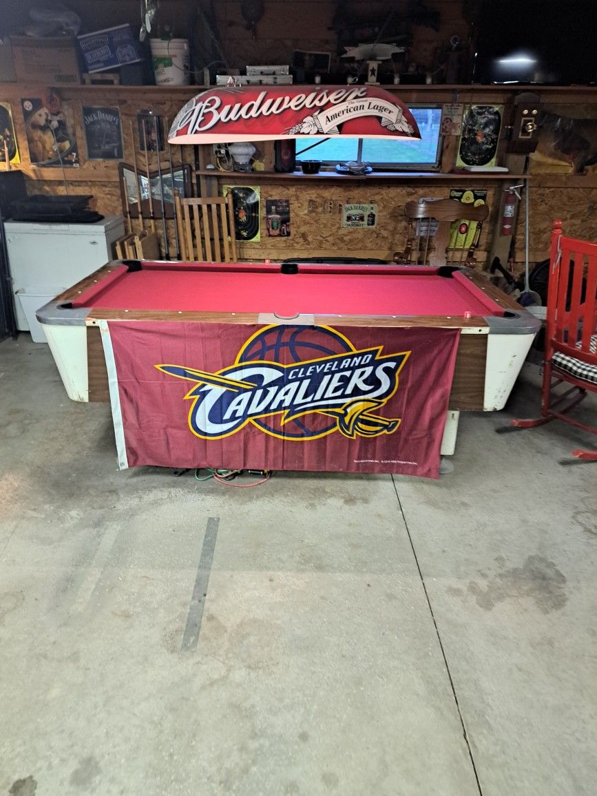 Valley Table 1 Piece Slate ,very Nice Table And Budweiser Pill Light .