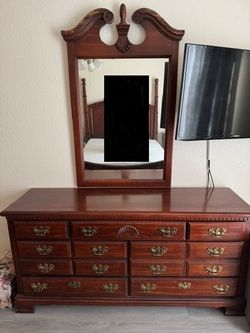 Beautiful Vintage/Traditional Wood Dresser with Ornate Mirror – 12 Drawers