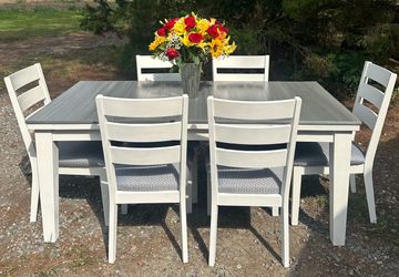 Dining room table and 6 chairs