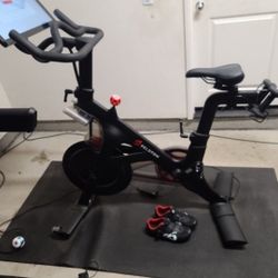 Peloton Bike w/ Shoes, Weights & Mat – Great Condition