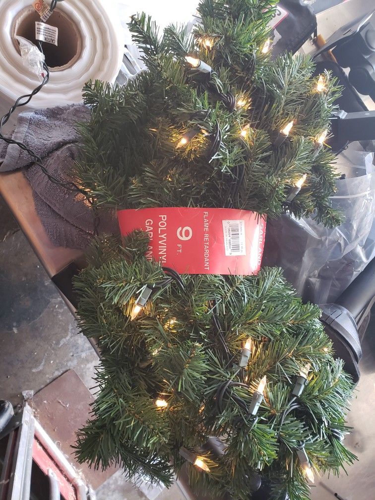 9 Ft Polyvinyl Garland Lights