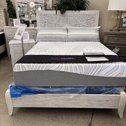 Beautiful  4pc Queen Bedroom Set 