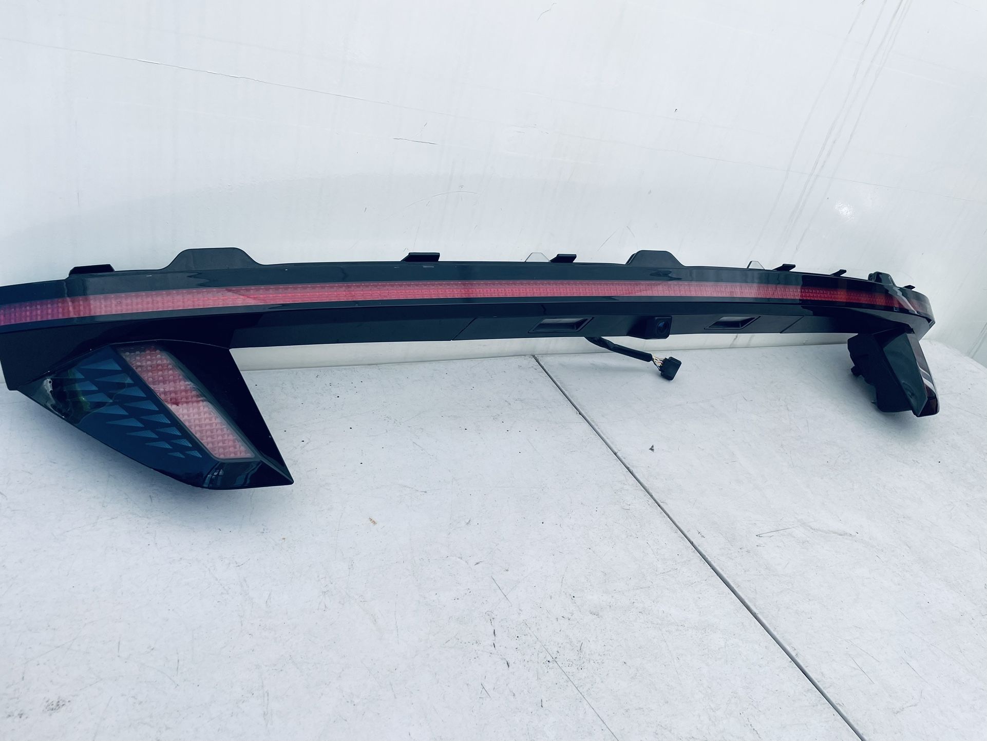 2022-2023 HYUNDAI TUCSON REAR CENTER TAIL LIGHT LED OEM W/ CAMERA 