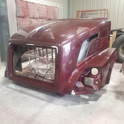 Volvo VNL Hood 2014   [We have other truck parts too. See description.]