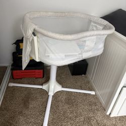 Swivel Baby Bassinet 