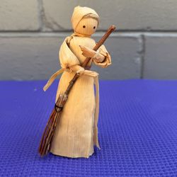 Vtg. Folk Art Corn Husk Doll Child w/Broom