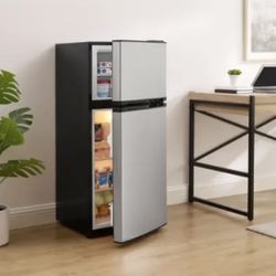 NEW 4.3 Cu.ft. Refrigerator & Freezer w 2yr warranty