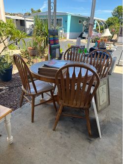 Round Table w/4 Chairs