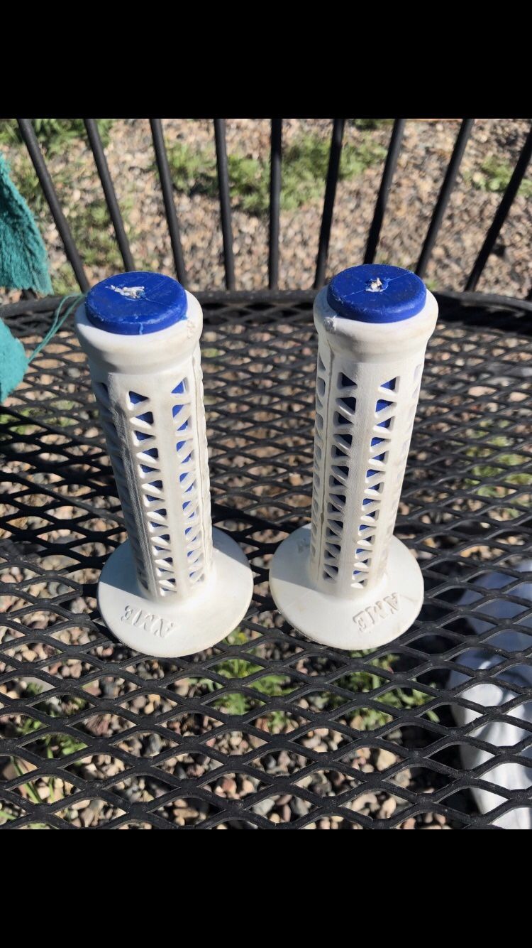 AM’E UNITRON WHITE OVER BLUE GRIPS