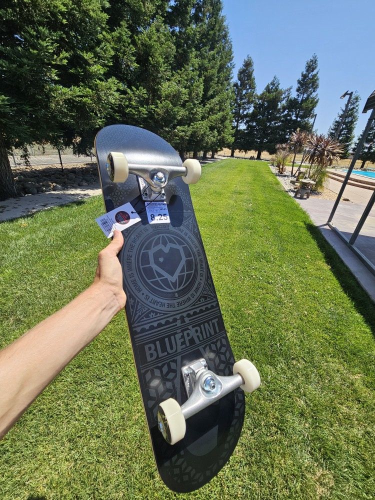 Zumies 8.25 Blk Heart Skate Board