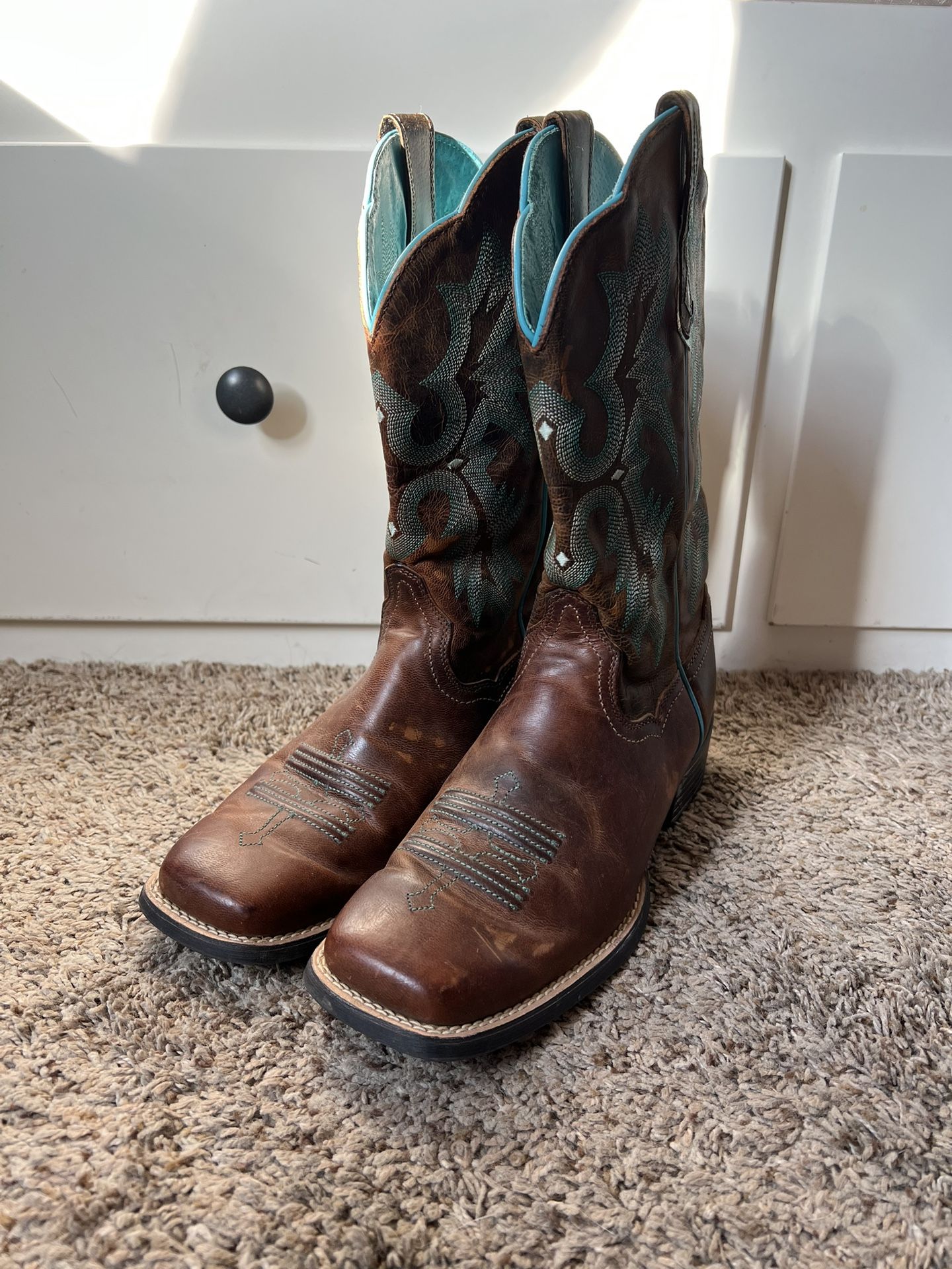 brown cowgirl boots