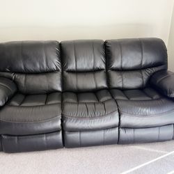 Avenger Black Power Reclining Sofa – Great Condition – $700 (Studio City)