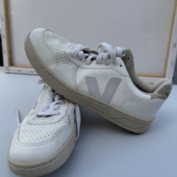 Women’s Veja Sneakers Size 7
