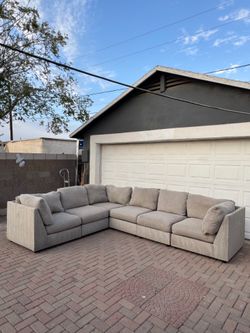 MODULAR SECTIONAL COUCH ***FREE DELIVERY ***