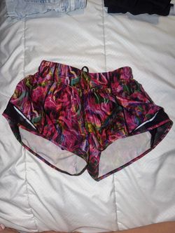 LULULEMON HOTTY HOT LR SHORT LINED size 4 Hyper Flow Pink Multi