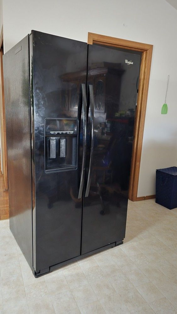 Refrigerator Freezer Side By Side Like New I Got A New One. No Room For This.