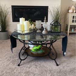 Vintage Round Coffee Table, In Good Condition 