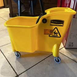 Rubbermaid Commercial Products 7.75-Gallons Down-Press Mop Wringer Bucket