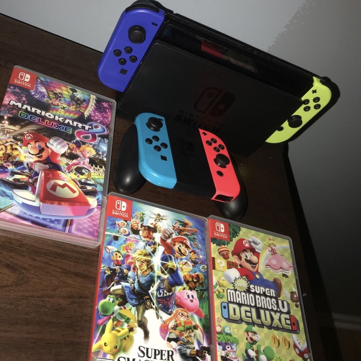 NINTENDO SWITCH COMES WITH 4 GAMES AND 4 CONTROLLERS