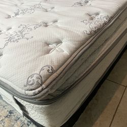 Serta Queen mattress and box spring. It’s good condition. 