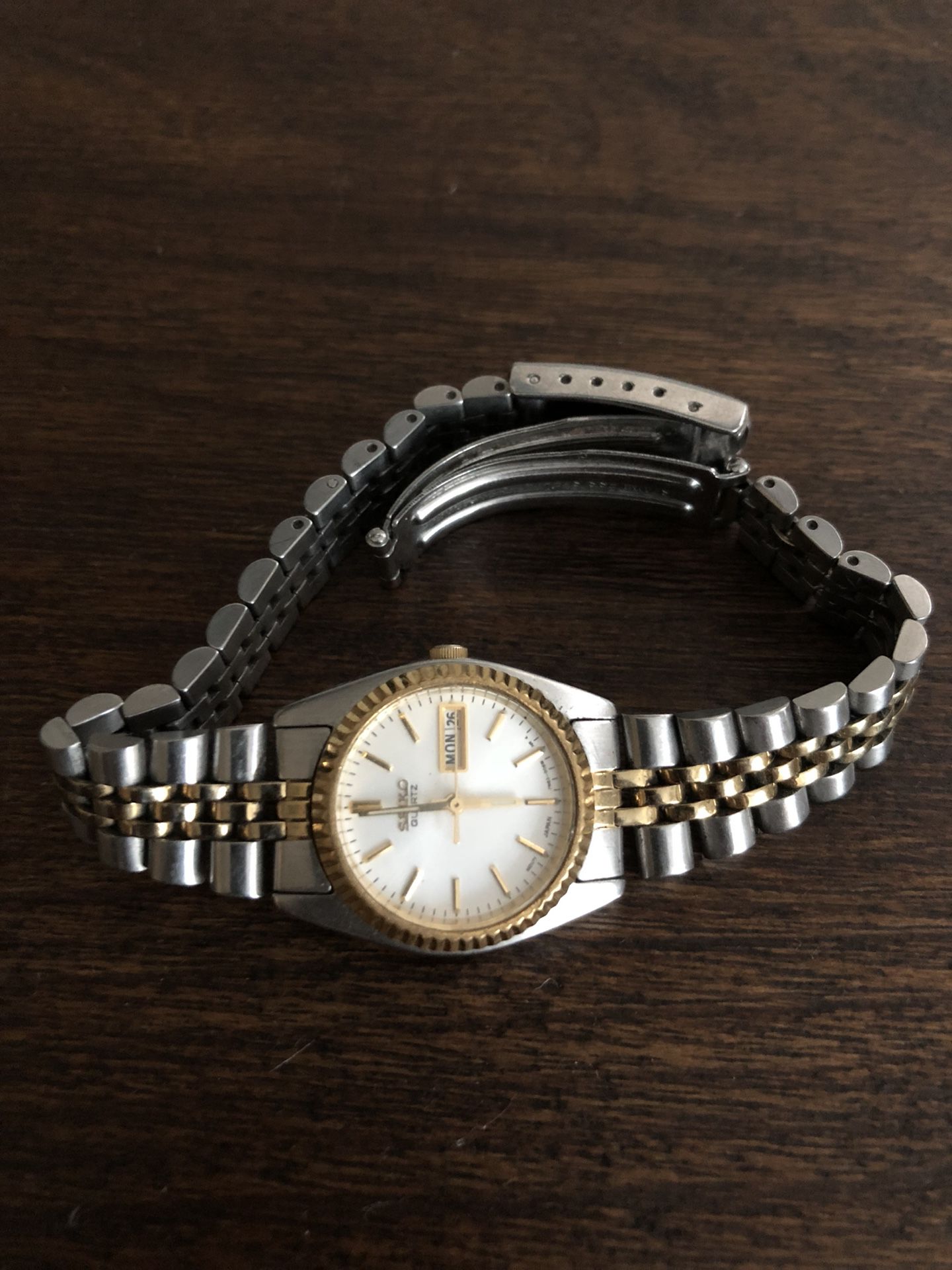 Ladies Seiko Watch 7n83-0041 A4 Day Date Gold & Stainless Tone Battery for  Sale in Lutz, FL - OfferUp