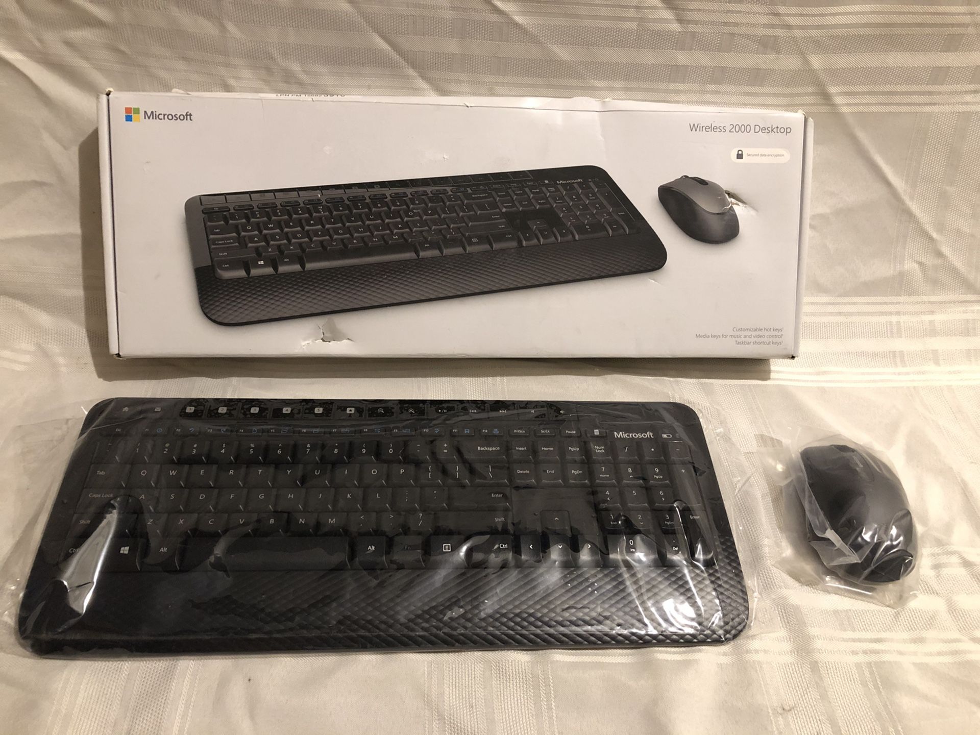 Microsoft Wireless 2000 Desktop Keyboard and Mouse