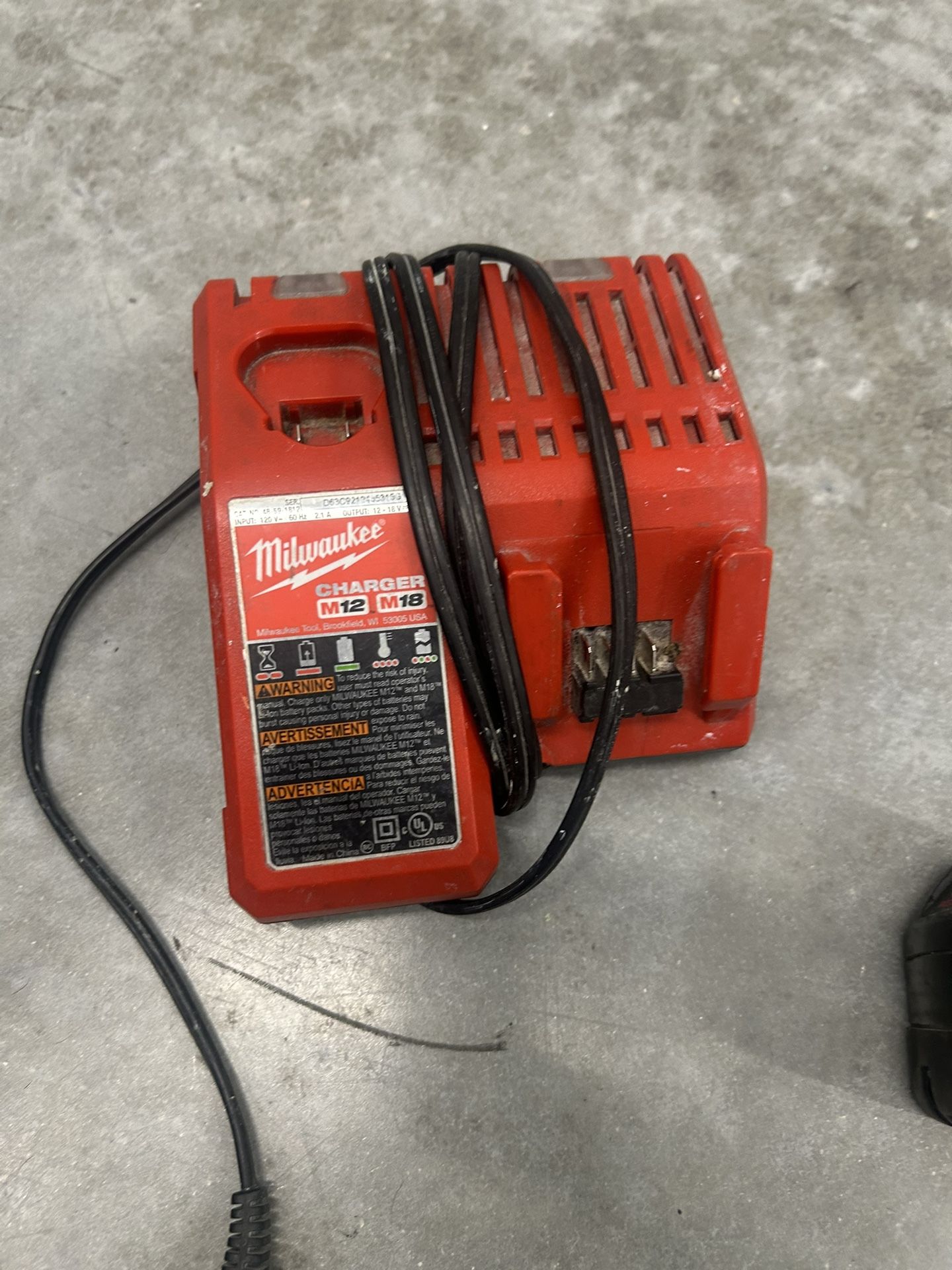 Cargador Milwaukee Con Batería 5 Am
