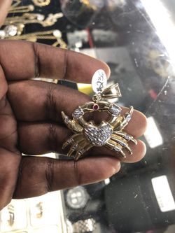 Crab charm ...10K 4.9
