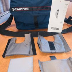 TAMRAC PROFESSIONAL HEAVY DUTY NYLON MODEL 601 PADDED CAMERA BAG w/ ZIPPERED COMPARTMENTS & ADJUSTABLE PADDED VELCRO DIVIDERS & SHOULDER STRAP