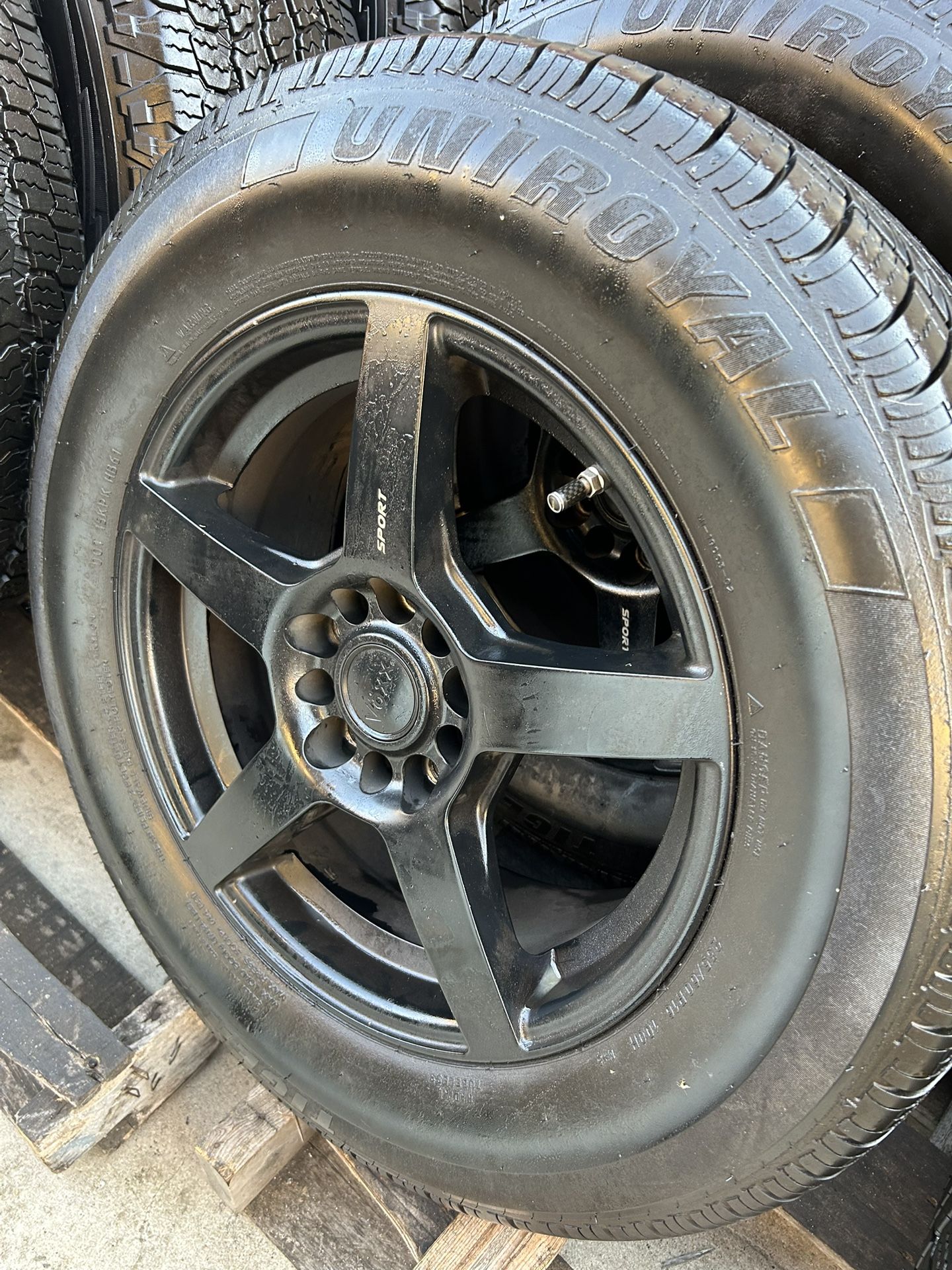 4- UNIROYAL TIGER PAW SPORT