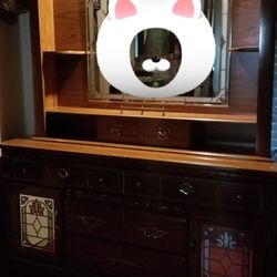 antique dressing table, the mirror has light