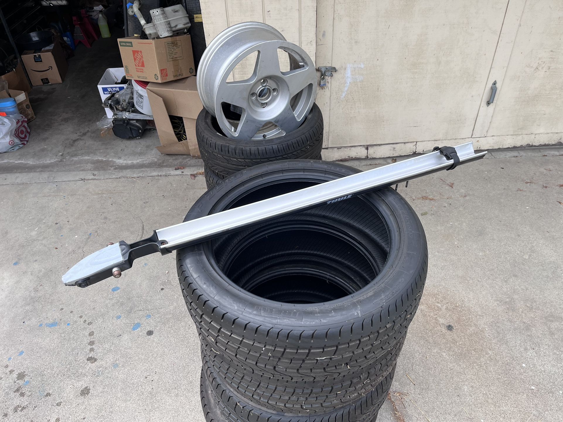 Thule V2 590 Roof Top Fork Mount Bike Carrier - Bike Rack - Road Mountain Rack - Prologue Echelon Peloton