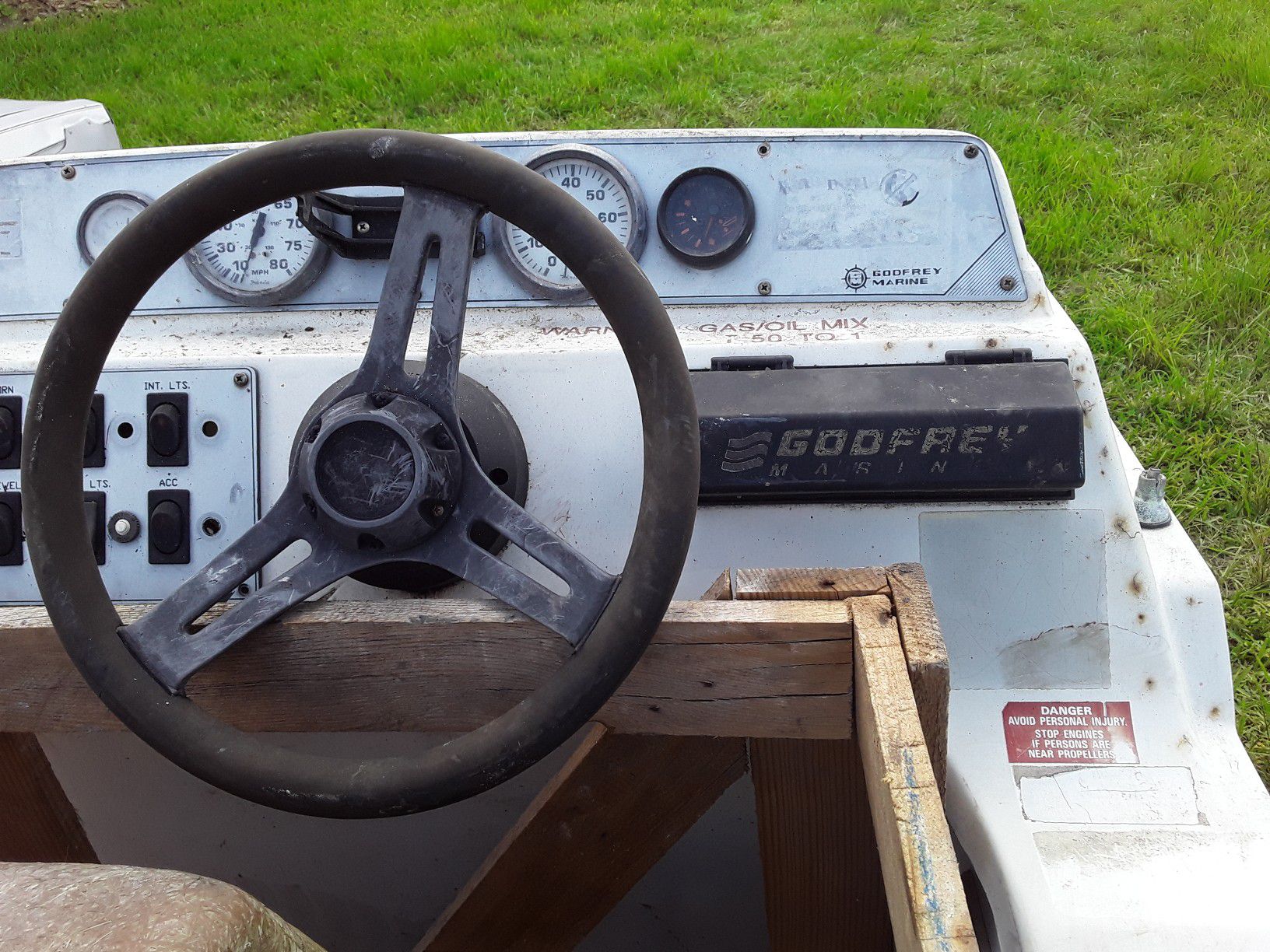 Side console with steering wheel and helm
