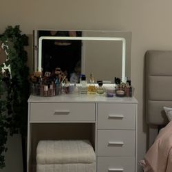 Dresser With Mirror