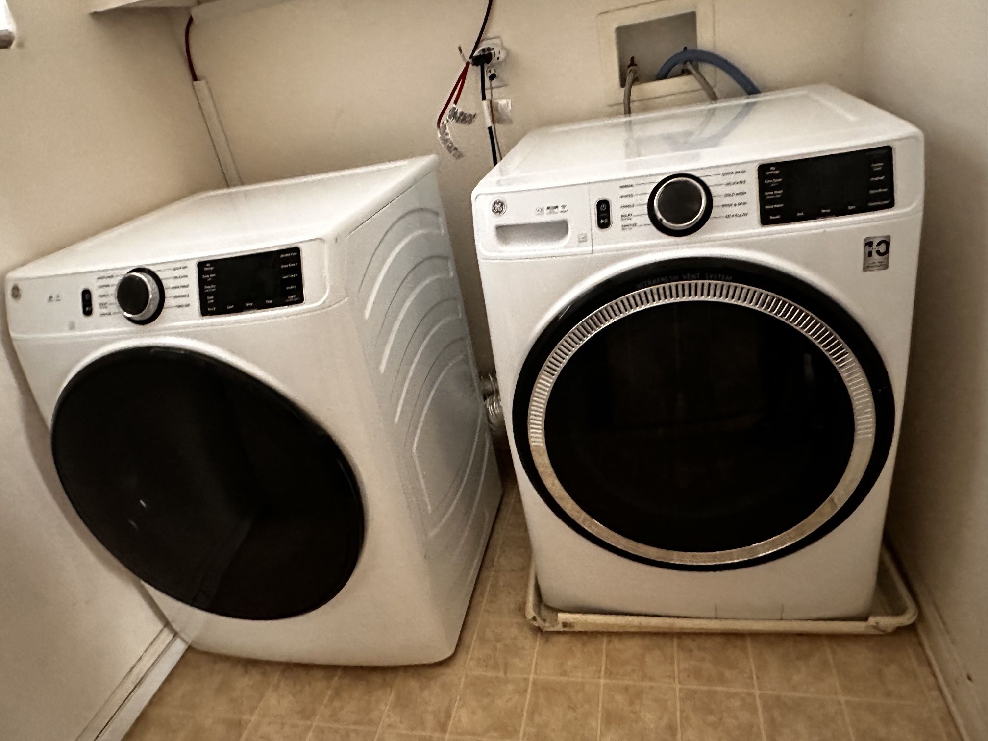Never Used Electric Washer/Dryer Set W Stackable Option