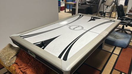 Air hockey table