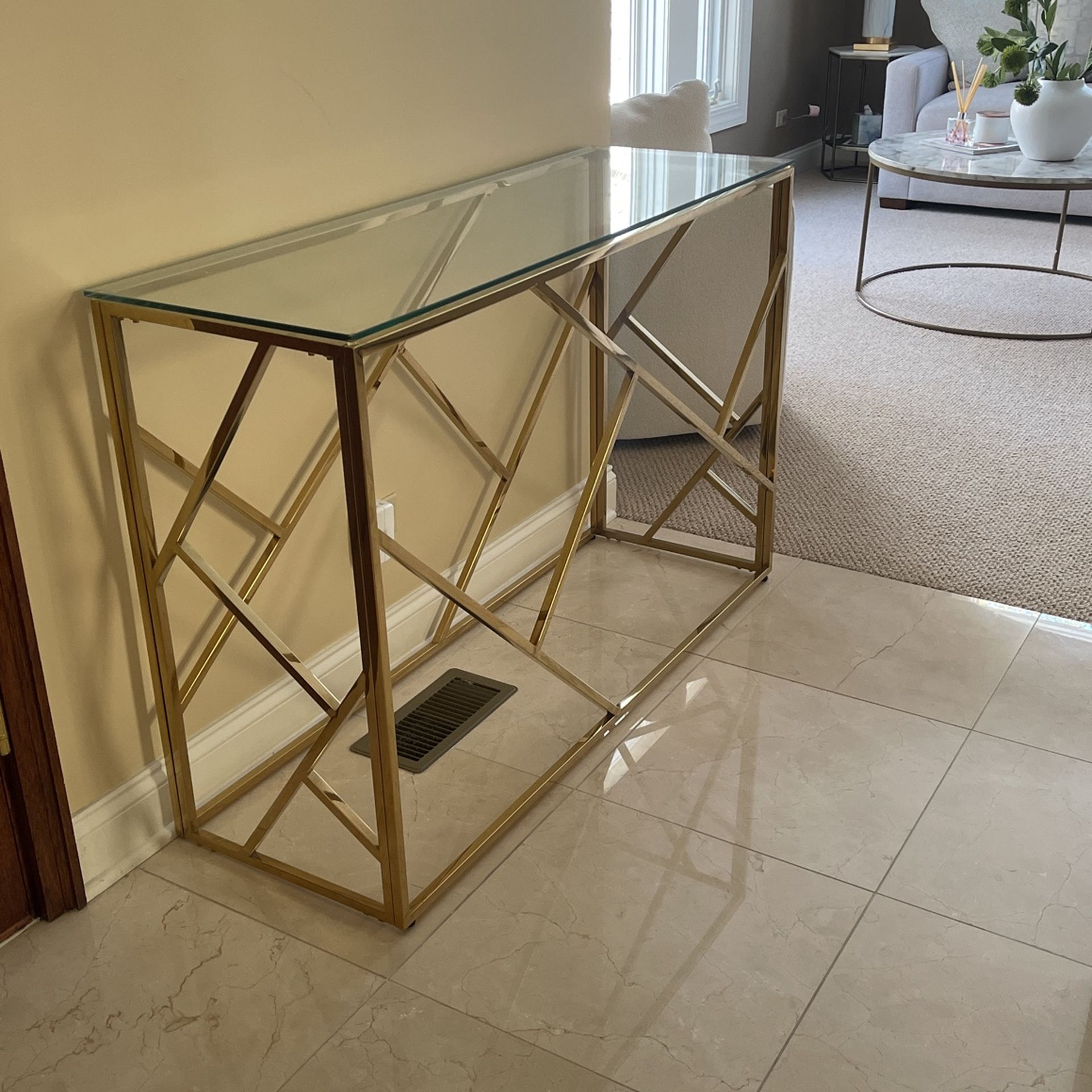 Pre owned In Like New Conditions Console Entryway Table