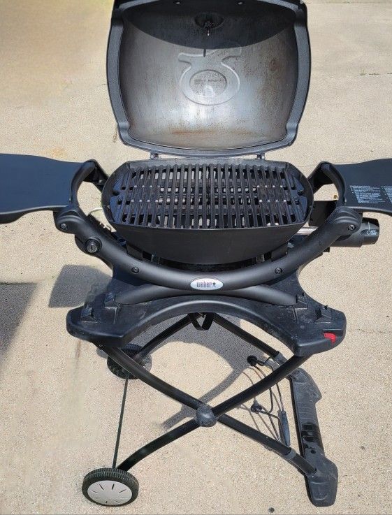 Weber Q1200 Propane Grill With Portable Cart