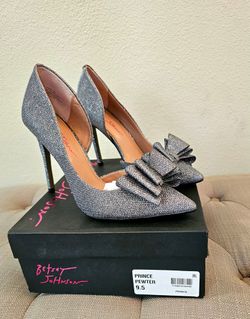 Brand new, never worn *Betsy Johnson*
Metallic Pewter
Size 9 1/2
