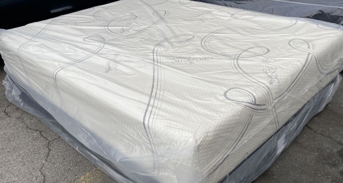CAL KING OR KING MEMORY FOAM MATTRESS WITH BOX SPRING ‼️