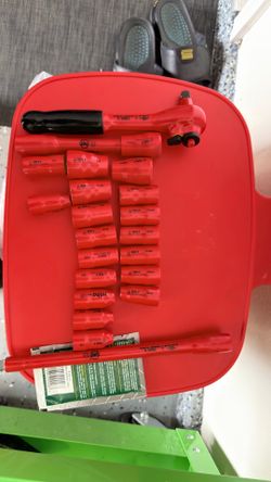 Whia 1000 volt insulated ratchet, and socket
