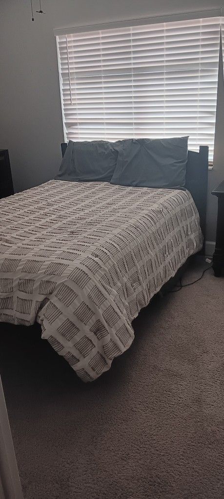 Queen Bedroom Set Wirh Box Springs And Mattress That Has Been Covered since Purchase