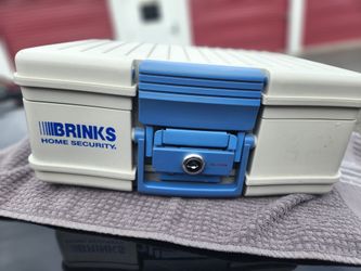 Brinks portable safe with 2 keys