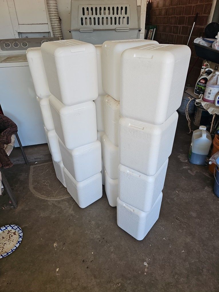 20 Igloos Coolers