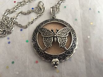 Silver Butterfly Diffuser Necklace + 4 washable pads for your essential oils
