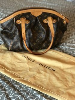 Super cute Louis Vuitton purse in excellent condition code number inside hundred percent authentic always kept in the dust bag when not using asking