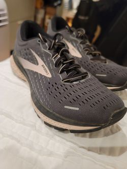 Size 8 Women's Brooks Ghost 13
black pearl hushed violet