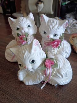 3 Kittens with pink flowers figurines